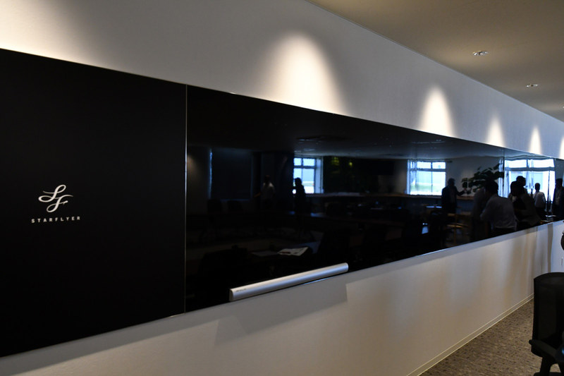 会議室の壁にはスターフライヤーの機体をイメージした”ブラックボード”が設置されている
