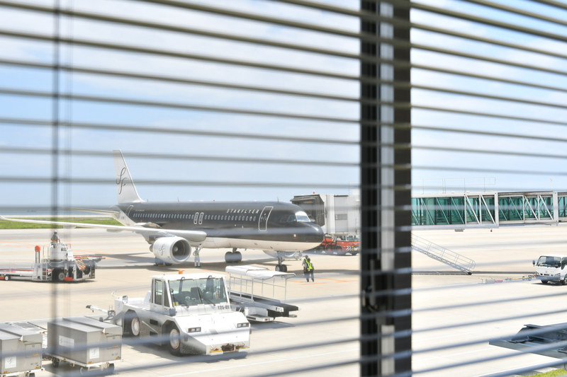 会議室の窓からはボーディングブリッジが見えており、航空機の発着状況も把握できる