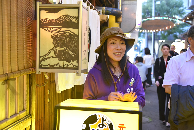 焼鳥どじょう「よしや」についてお店の前で解説