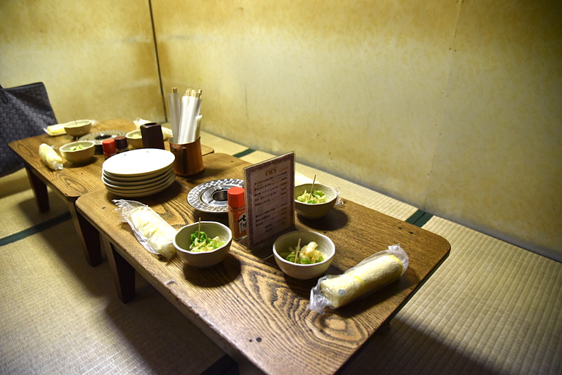 店内を進み、味のある個室へ通された