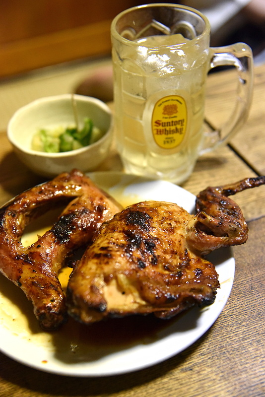 「新子（若鶏半身）」（1100円）。むね肉、モモ肉、手羽など美味しい部位が一皿に
