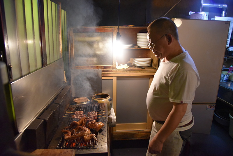 店主がじっくりと丁寧に焼き上げるのが美味しさの最大の秘密