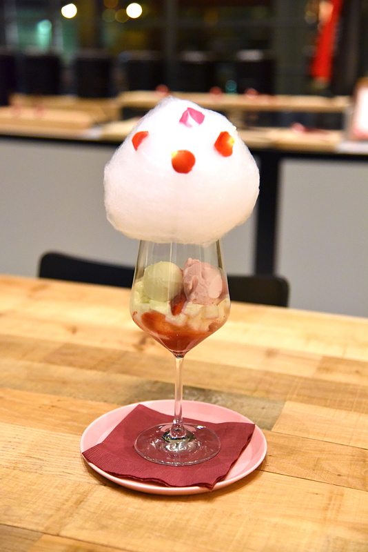 締めに「OMO カフェ＆バル」で「苺とフレッシュクリームのパフェ」（1000円）