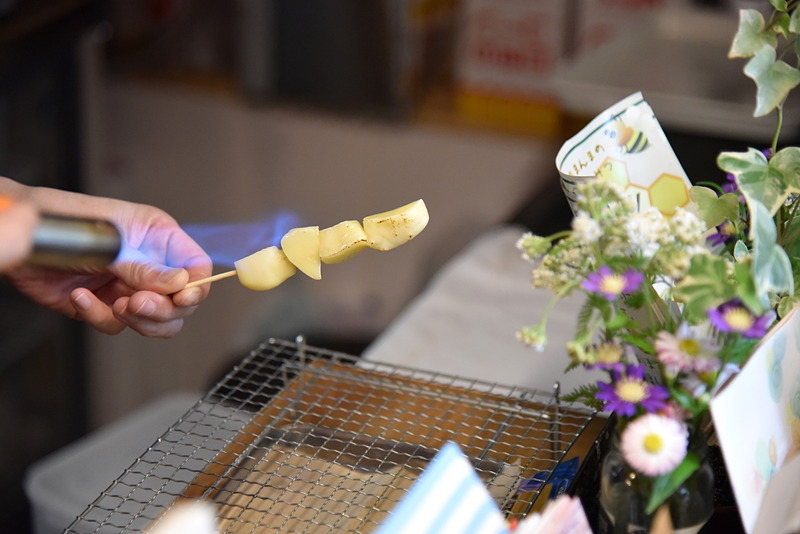 注文後にその場であぶってくれるのでアツアツを頬張れる