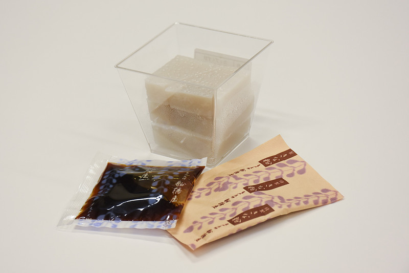 3段（6切）になったくず餅にきな粉と黒蜜をかけて食べる