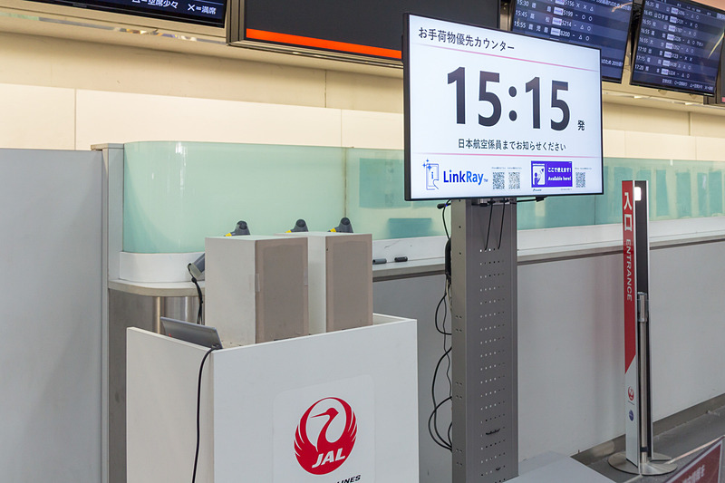 羽田空港のJALの出発ロビーに設置されているミライスピーカーとLinkRayに対応したデジタルサイネージ