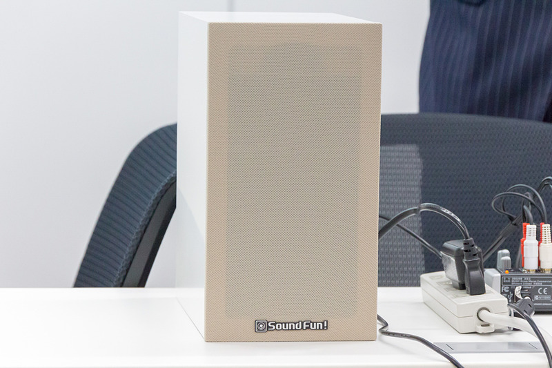 特許技術により遠くでも聞き取りやすい音を出力できるミライスピーカー「Boxy2」。担当者によると「音響特性はよくないですが、人の声を届けやすいのが特徴です」とのこと