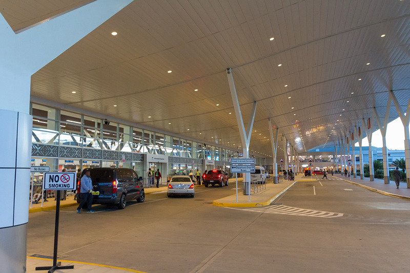 出発ロビーの外側。新しいだけあってとてもキレイ