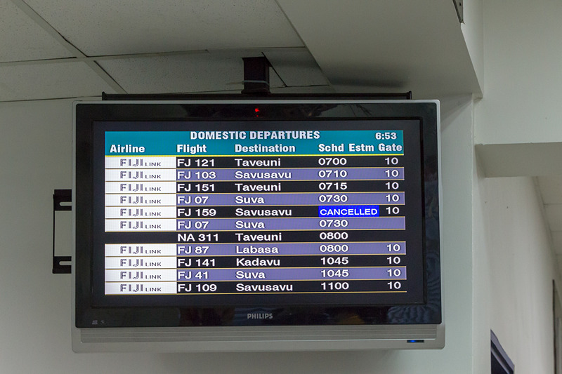 早朝からほかの島へ飛ぶフライトが数多くある。乗り場の脇には軽食コーナーがあり、フライドポテトやフィッシュアンドチップスが売られていた