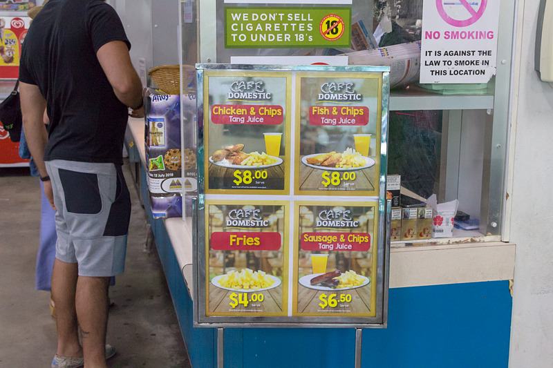 早朝からほかの島へ飛ぶフライトが数多くある。乗り場の脇には軽食コーナーがあり、フライドポテトやフィッシュアンドチップスが売られていた