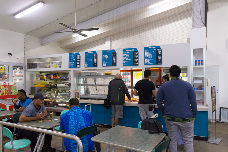 早朝からほかの島へ飛ぶフライトが数多くある。乗り場の脇には軽食コーナーがあり、フライドポテトやフィッシュアンドチップスが売られていた