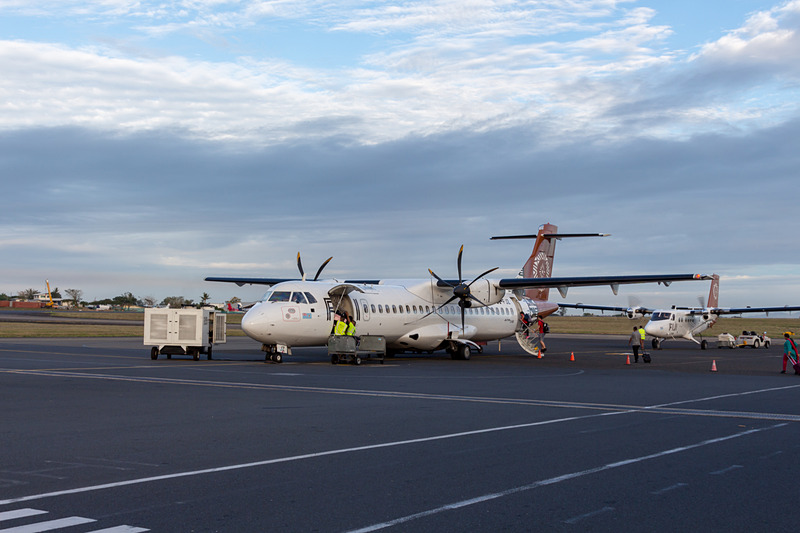 今回利用したのはナウソリ国際空港まで飛ぶFJ07便。機体は68人乗りのATR 72-600型機
