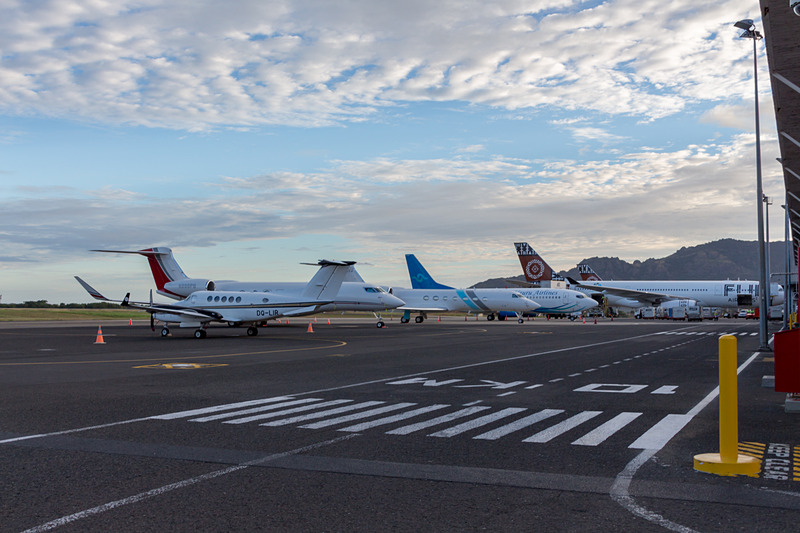 駐機された長距離線の機体を横目に見ながらタラップを上がって登場