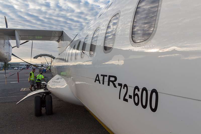 駐機された長距離線の機体を横目に見ながらタラップを上がって登場