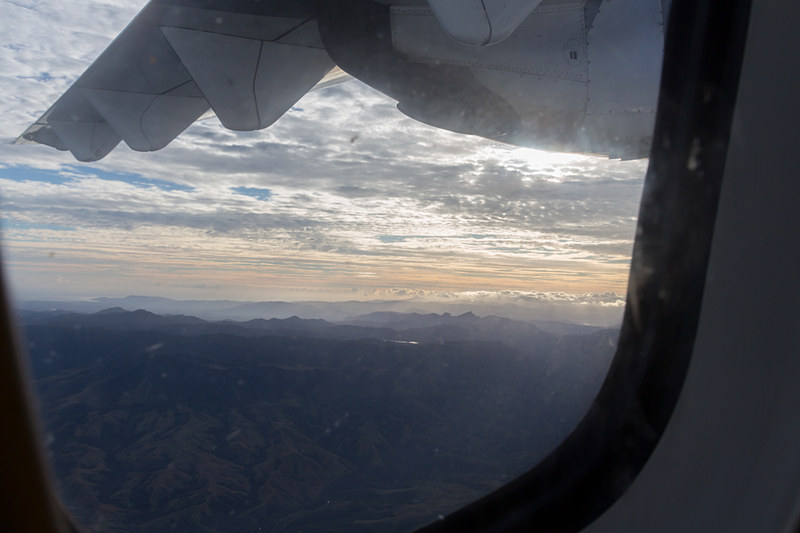 眼下に見える山並み。東に向かうほど雲が多くなり、スヴァ近郊では雨がチラホラと