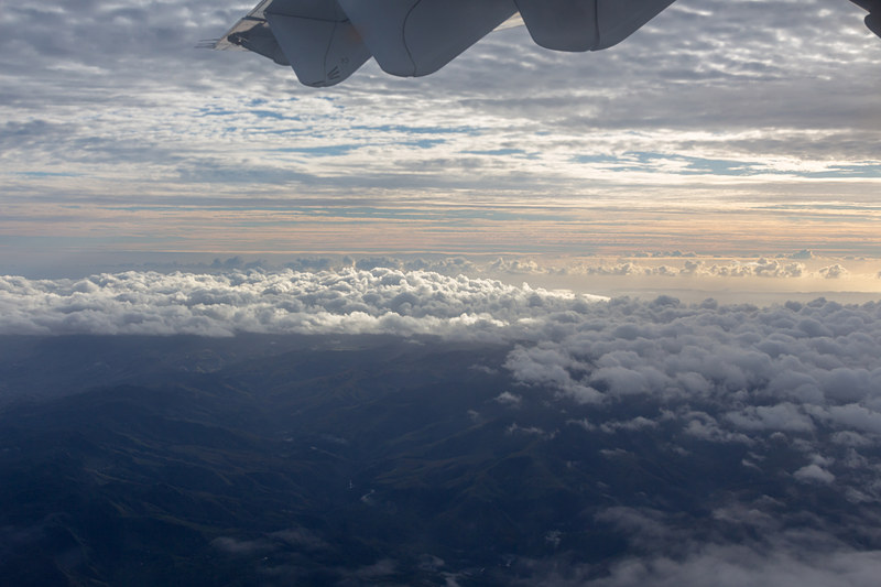 眼下に見える山並み。東に向かうほど雲が多くなり、スヴァ近郊では雨がチラホラと