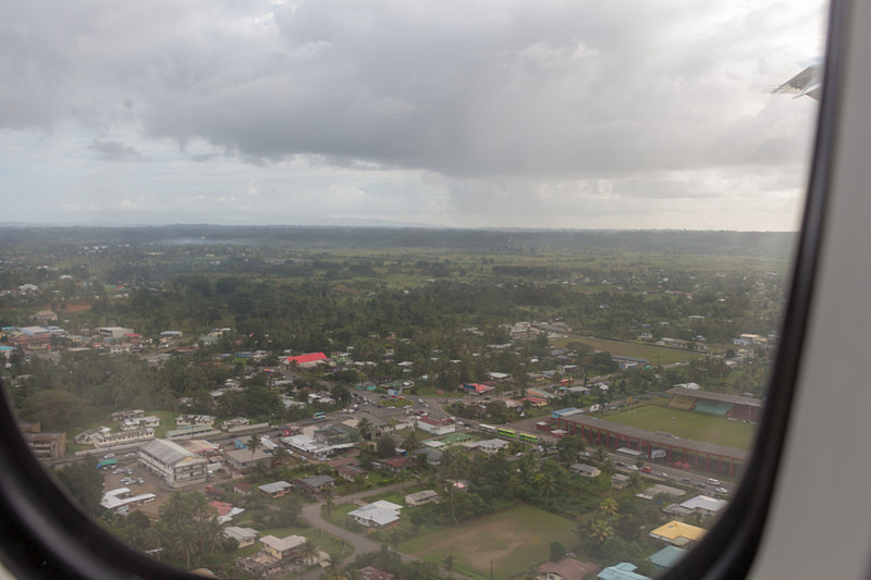 眼下に見える山並み。東に向かうほど雲が多くなり、スヴァ近郊では雨がチラホラと