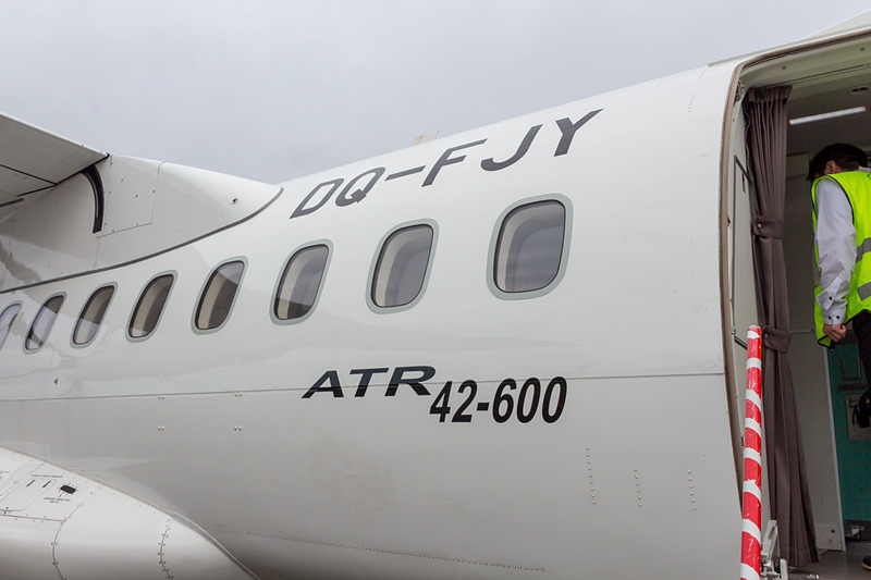 ワイドボディ機と同じく、白い内装が明るい雰囲気を醸し出す。気軽に撮影に応じてくれる機長がカッコイイ！