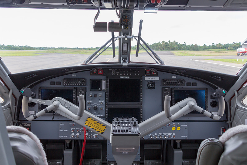 外見同様、機内もコンパクトにまとめられているツインオッター。こちらは女性パイロットが操縦を担当していた