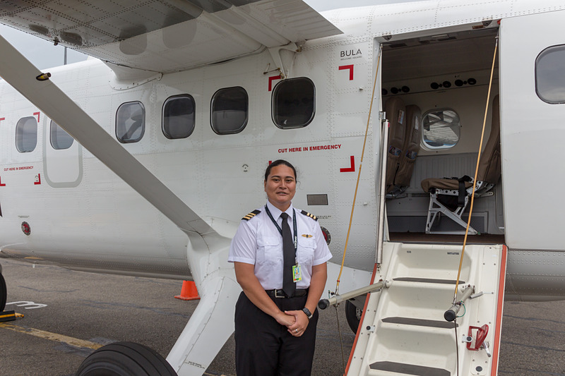 外見同様、機内もコンパクトにまとめられているツインオッター。こちらは女性パイロットが操縦を担当していた