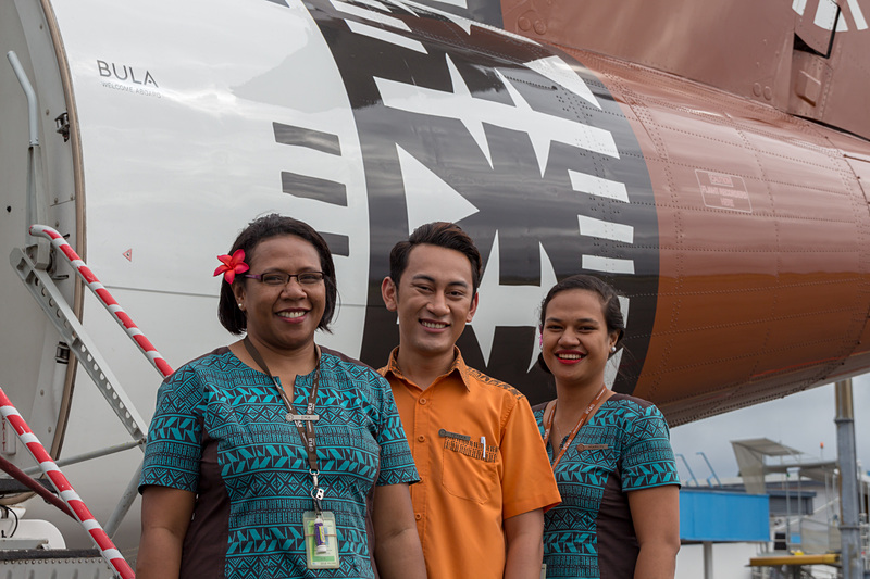 タパ柄のユニフォームがよく似合うCA（客室乗務員）の皆さんも笑顔で応じてくれた