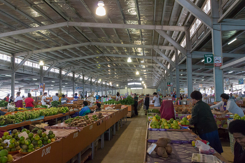 見学した屋内市場には生鮮食品から雑貨まで、市民の生活に必要なさまざまな品物が売られている
