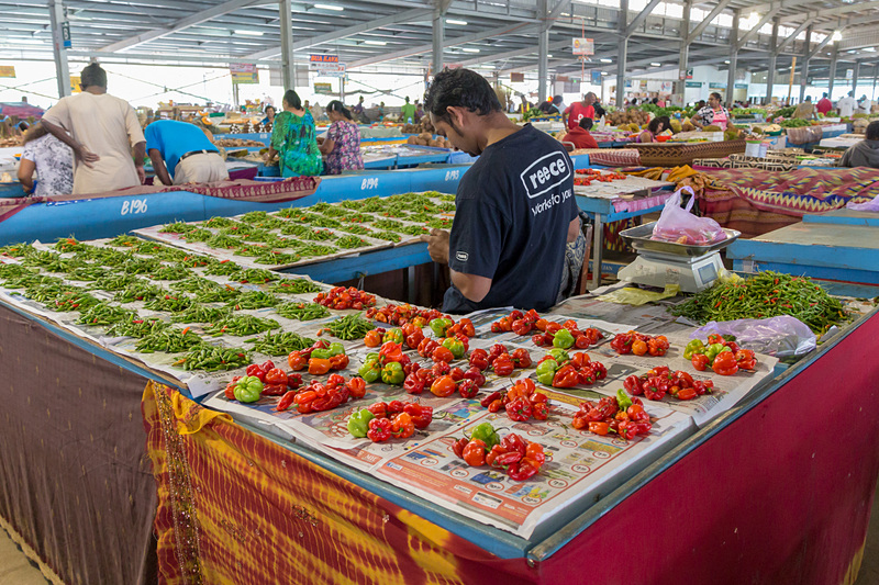 見学した屋内市場には生鮮食品から雑貨まで、市民の生活に必要なさまざまな品物が売られている