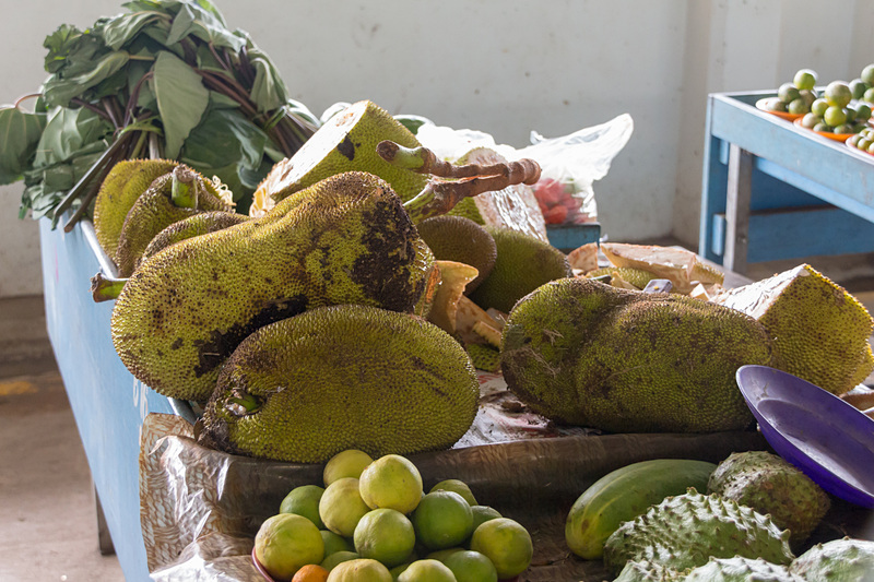 見学した屋内市場には生鮮食品から雑貨まで、市民の生活に必要なさまざまな品物が売られている