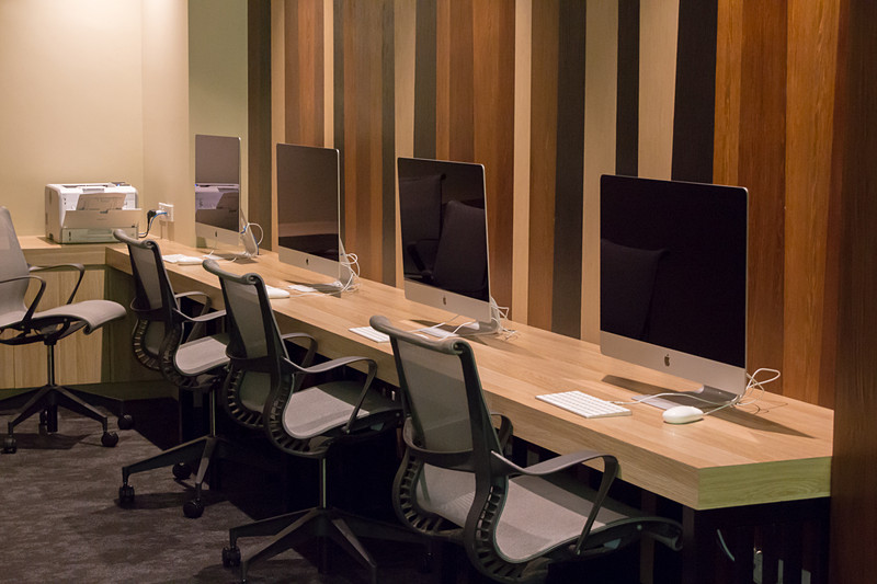 iMacとプリンタが置かれたビジネスエリア