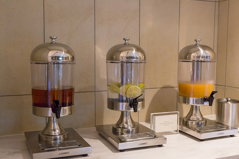 ドリンクはコーヒーや紅茶はもちろんのこと、ビールやカクテルまで、幅広く取り揃えられている