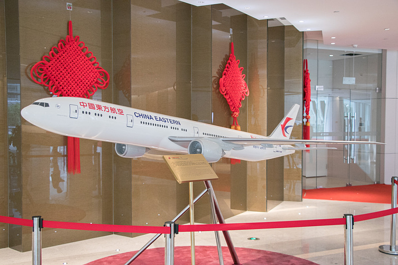 中国東方航空の社内に展示してあるボーイング 777-300ER型機のモデルプレーン