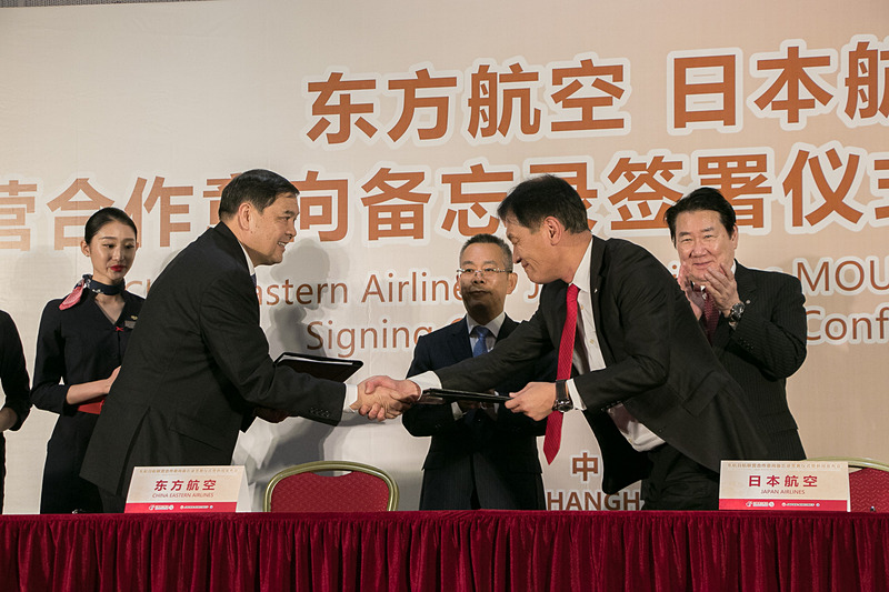 JALと中国東方航空は共同事業に向けた覚書に合意、書類を取り交わした