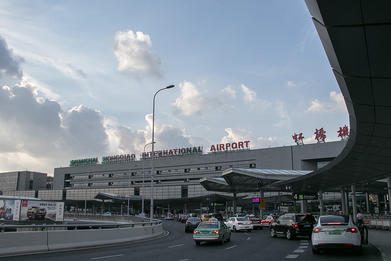 中国東方航空がハブ空港としている上海虹橋国際空港。中国東方航空の上海本社は空港の南西部にある。JALは羽田発着のJL081/082便と、中国東方航空とのコードシェア便のJL（MU）5643/5642便が上海虹橋国際空港に就航している。それ以外のJALの上海路線は上海浦東国際空港となる