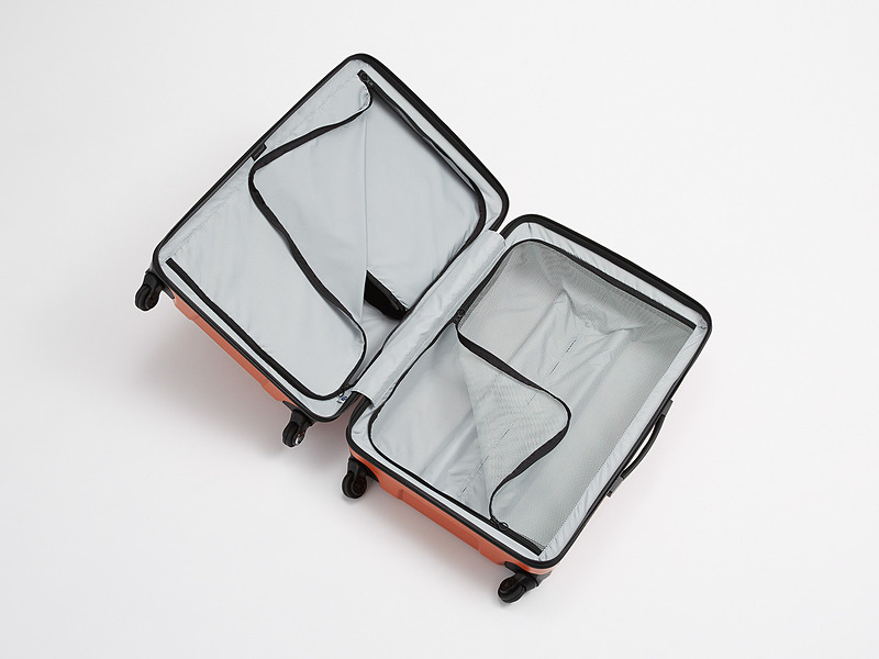 内装の一方は内部が見えない目隠しタイプのカバーを採用