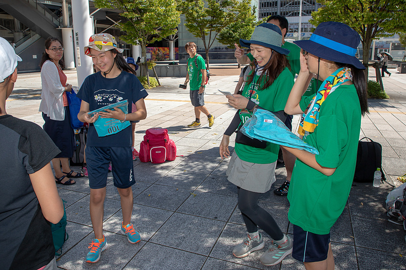 続々と到着する参加者。ここでメンバー用のＴシャツが配られた