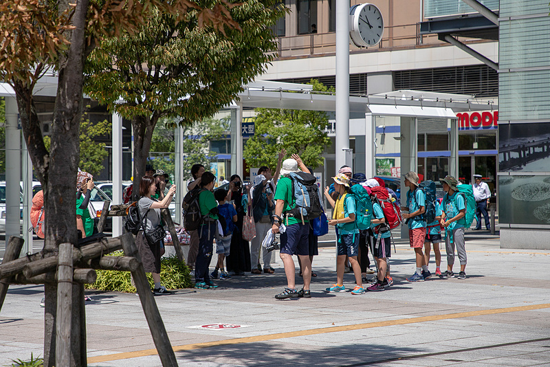 朝11時ごろ、100マイル先の目的地に向けてスタート。この日は初日でもあるので午後の暑さが厳しい時間帯に無理に歩くことを避け、昼過ぎに到着できる約8km先の亀田運動公園がゴールとなっていた