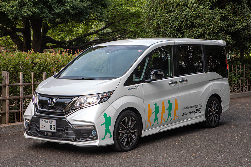 クルマの両サイドに2018年仕様のグラフィックが入れられている