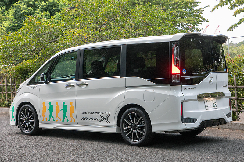 クルマの両サイドに2018年仕様のグラフィックが入れられている