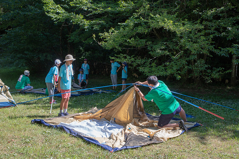 謙太郎くんは荻田氏と一緒に男性チーム用のテントを張る。体調も復活しているようでひと安心