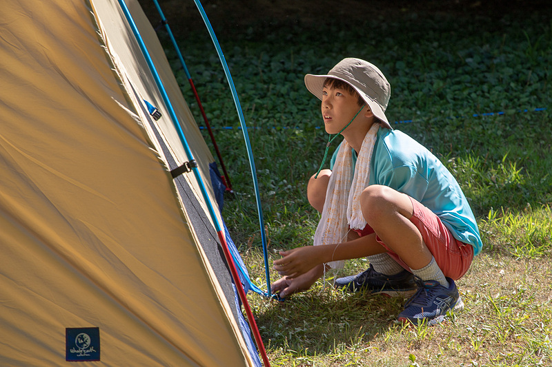 謙太郎くんは荻田氏と一緒に男性チーム用のテントを張る。体調も復活しているようでひと安心