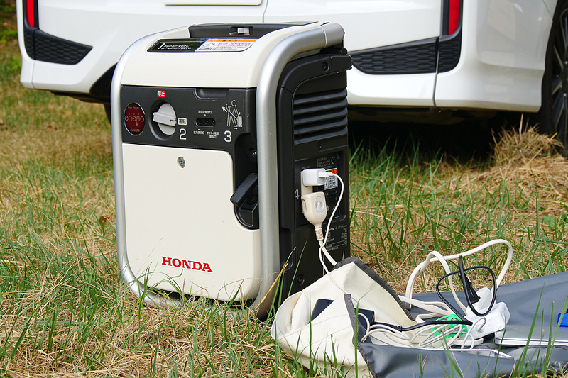 ホンダから家庭用カセットコンロガスで発電できるガスパワー発電機「エネポ」が提供されている。正弦波インバーターを搭載しているので使い勝手もよく、コンパクトに収納できるのでクルマ移動にも適している。電源がないアウトドアではとても頼りになるアイテム