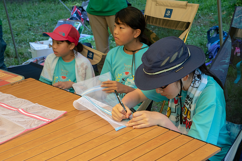 銭湯に行く前にみんなに渡されたのは洗濯物を入れるネット。子供たちはここでも共同生活ということを改めて感じたようだ。そして自分のものが分かるようにマークを書く