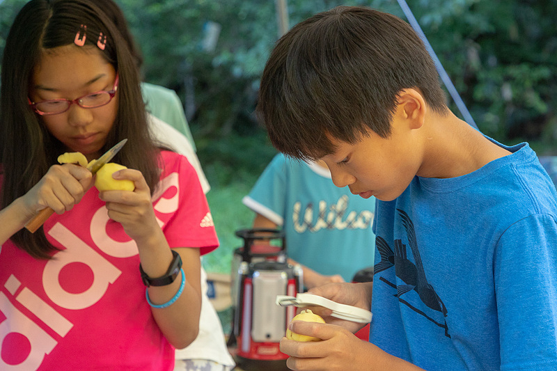お風呂から戻ると夕飯作り。この日のメニューはキャンプの定番であるカレー。ご飯は大人が担当。カレー作りは子供たち全員が手分けして行なった