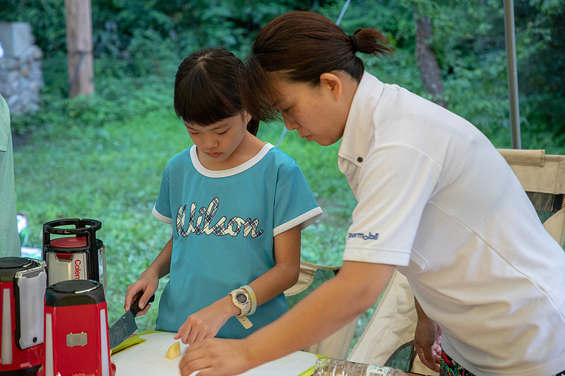 お風呂から戻ると夕飯作り。この日のメニューはキャンプの定番であるカレー。ご飯は大人が担当。カレー作りは子供たち全員が手分けして行なった