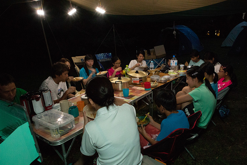 気がつくと周りは真っ暗。100milesAdventure最初の夜はみんなで作ったカレーで締めくくり。取材班も一緒にカレーをいただいたけどホントに美味しかった！