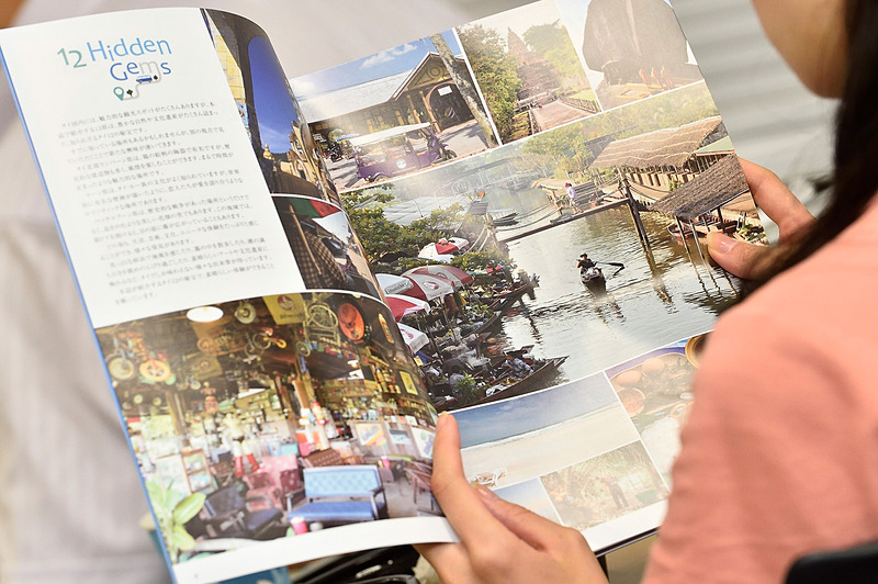 イベント参加者向けにたくさんのガイドブックを用意した。新しいマーケティングコンセプト「Open to the New Shades（新しい色合いへのいざない）」はタイの多様性に焦点を当てるもので、「タイ12の秘宝」は地方都市の魅力を掘り起こすもの