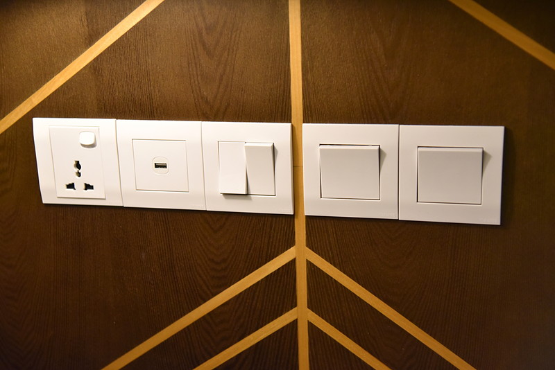 枕元の電源も集約されており使いやすい