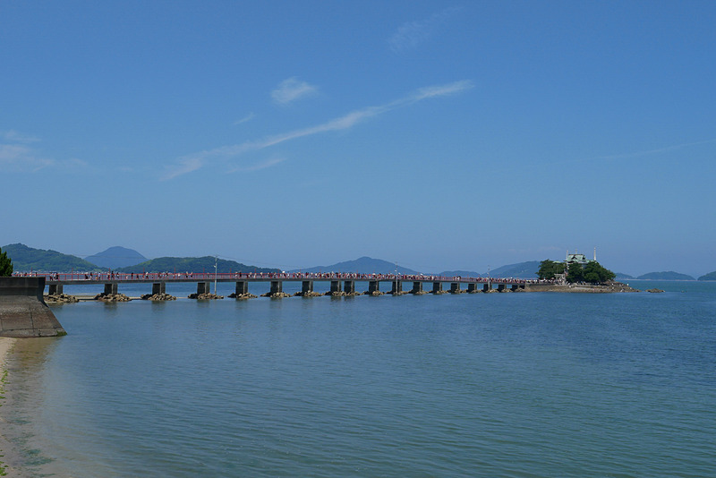 津嶋神社は、海岸から沖合い250mほどに位置する津島に本殿を構える神社で、子供の守り神として親しまれている