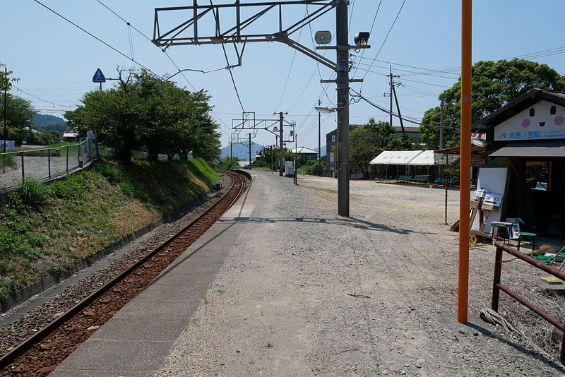 津島ノ宮駅のホームの様子。大部分が舗装されておらず、昔ながらの雰囲気が残されている（8月3日に撮影）