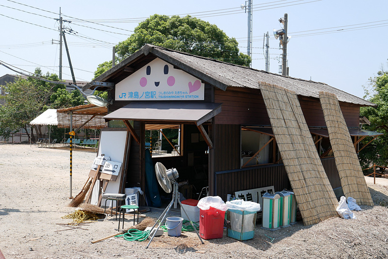 このような木造平屋建ての古めかしい駅舎もある（8月3日に撮影）